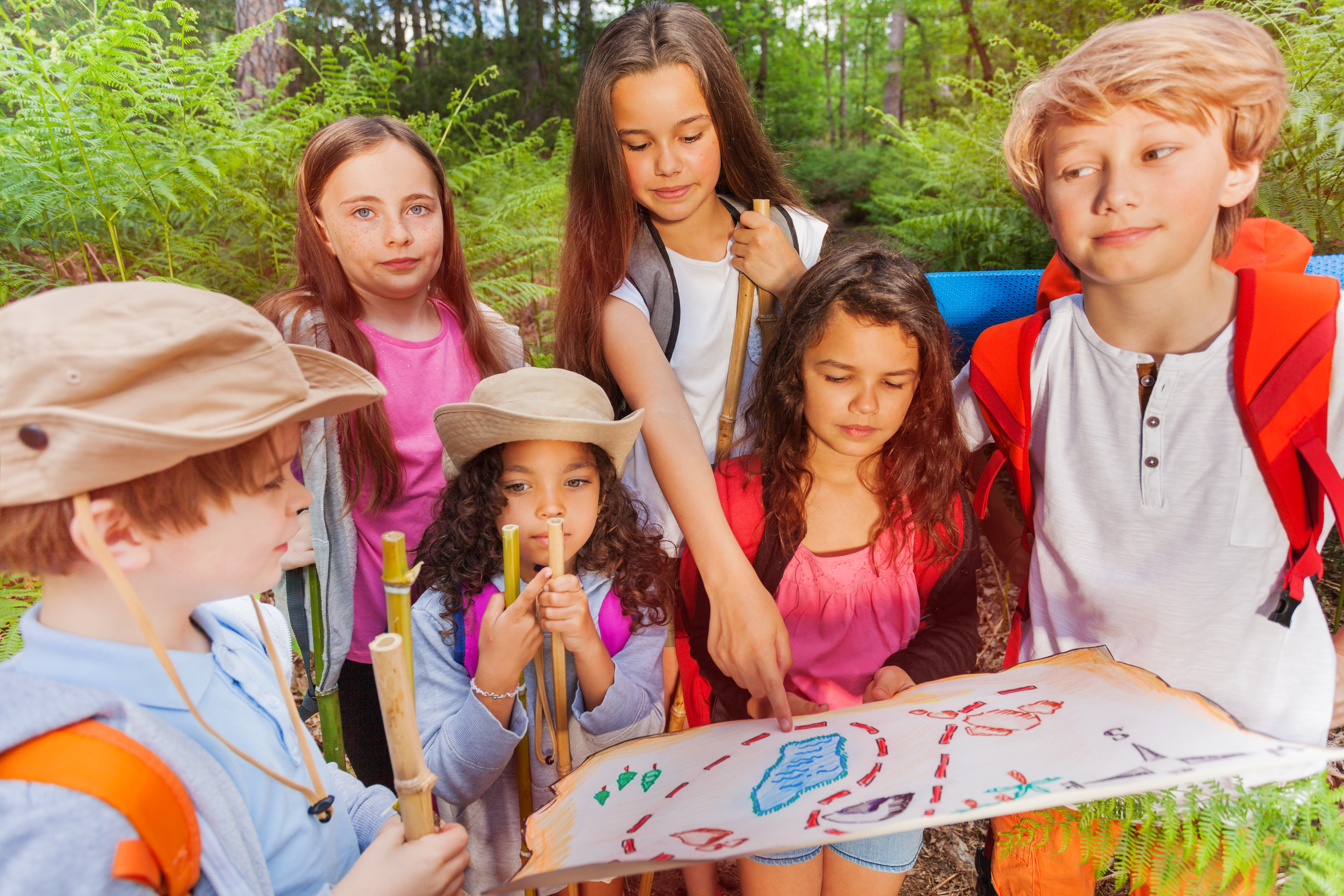 Niños mirando un mapa durante una actividad de búsqueda del tesoro